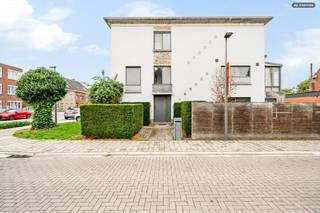 Deze instapklare stadswoning is rustig gelegen binnen de stadsring, op korte afstand van diverse scholen, winkels en het stadscentrum. Dankzij de centrale ligging combineert de woning het comfort van wonen nabij alle voorzieningen met een rustige en kindvriendelijke omgeving.<br /><br />De woning beschikt over een praktische bel-etage-indeling. Op het gelijkvloers bevinden zich de inkomhal, een inpandige garage, een technische ruimte en een aparte bureauruimte die eveneens als slaapkamer kan worden ingericht. Via een glazen schuifpui staat deze ruimte rechtstreeks in verbinding met de tuin.<br /><br />De eerste verdieping vormt het hart van de woning en omvat een aangename leefruimte op parket, voorzien van een gezellige gashaard. Dankzij de grote raampartijen geniet deze ruimte van een bijzonder mooie natuurlijke lichtinval. Aansluitend bevindt zich de open keuken, uitgerust met voldoende kastruimte, diverse toestellen en een gezellige ontbijttoog. Vanuit de veranda aan de keuken is er via een trap rechtstreeks toegang tot het terras en de tuin.<br /><br />Op de tweede verdieping bevinden zich drie slaapkamers, een dressingruimte en een badkamer met ligbad en dubbele wastafel in een praktisch badkamermeubel.<br /><br />De woning beschikt over een gezellige, volledig omheinde stadstuin met terras. Dankzij de onderhoudsvriendelijke inrichting eenvoudig in onderhoud. Onder de veranda bevindt zich bovendien een praktische tuinberging.<br /><br />Bijzonderheden:<br />*De woning is momenteel verhuurd<br />*Screens en rolluiken aanwezig<br />*Ramen vernieuwd (2013)<br />*Inpandige Garage <br />*Kindvriendelijke ligging binnen de stadsring