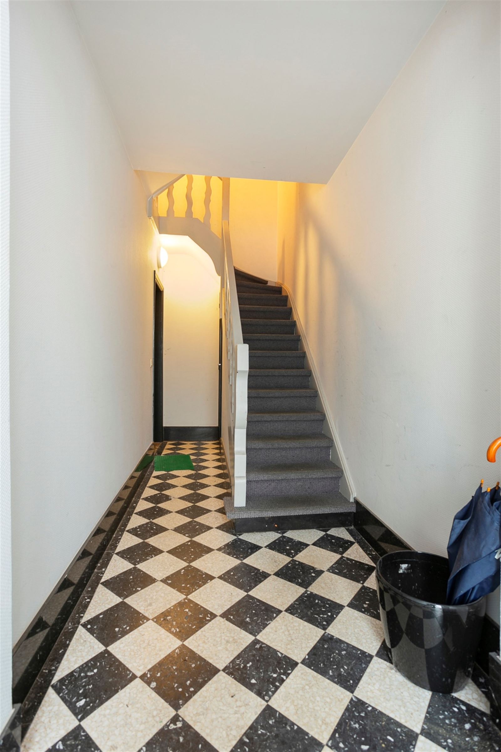 Centraal gelegen & recent opgefrist 2 slaapkamers appartement. - foto 2