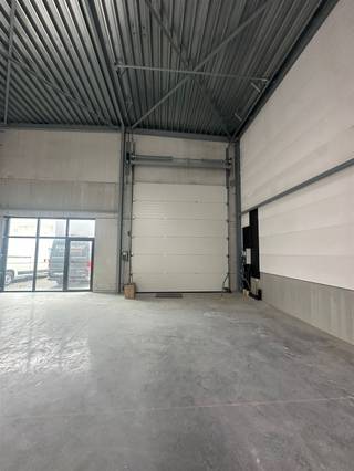 <p>Nieuwbouw KMO-unit van 343m², gelegen in ID Park Bis, in een zijstraat van de Brusselbaan en met een uitstekende bereikbaarheid via de E40 (Brussel – Gent). </p><p>De opslagruimte beschikt over een automatische sectionale poort (4m breed x 4,5m hoog), een glaspartij die ideaal is voor het inrichten van kantoorruimte, een lichtstraat en een vrije hoogte van 6m. <br />Verder is het magazijn uitgerust met nutsvoorzieningen (water, elektriciteit en data), RWA en een aansluitmogelijkheid voor sanitair. </p><p>Bij de unit horen 4 privatieve parkeerplaatsen, inbegrepen in de prijs. </p><p>2.175 euro/maand of 76 euro/m²/jaarbasis! </p><p>Prijs is excl. btw en OV.</p>