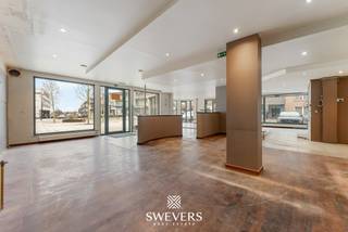 Voor meer info en foto’s, surf naar www.swevers.be – Dit handelspand in het bruisende Beringen biedt een sterke commerciële opportuniteit op een goed bereikbare locatie, op slechts 4 km van de snelwegen. Het pand dateert van 1994 en bevindt zich in op te frissen staat. De handelsruimte op het gelijkvloers omvat 149,87 m² en vormt een open en flexibel in te richten geheel, geschikt voor winkel, praktijk of dienstverlening. Aansluitend bevinden zich ruime kantoorruimtes van 142,57 m², ideaal als burelen, vergaderzaal of administratieve ondersteuning. Op de eerste verdieping is er bijkomende kantoorruimte van 74,92 m², perfect als aparte werkzone of directiekantoor.<br />Verder beschikt het gebouw over vier afzonderlijke toiletten en een praktische kelder van 44,36 m² voor stockage, archief of technische installaties. De ligging is een absolute troef: openbaar vervoer op 60 meter, scholen op 600 meter, ontspanning op 10 meter, restaurants op 100 meter en winkels op 200 meter. Deze centrale omgeving zorgt voor visibiliteit en constante passage.<br />Dankzij de combinatie van ruimte, duidelijke indeling en strategische ligging biedt dit pand een solide basis voor ondernemers die willen groeien. Met een gerichte opfrissing kan hier een hedendaagse handelszaak worden uitgebouwd, volledig afgestemd op eigen noden en visie. Voor meer informatie, bel 011 255 155. Bron bewoonbare oppervlakte: EPC – verslag.