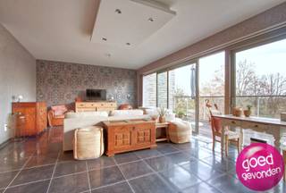 <span><strong>PRACHTIG PENTHOUSE</strong> met <strong>2</strong> <strong>slaapkamers</strong> en <strong>2 terrassen</strong>, gelegen in het Aniciuspark op wandelafstand van het stadscentrum, met ondergrondse <strong>garagebox </strong>en <strong>kelder.</strong></span><br /><br /><strong>LIFT AANWEZIG !</strong><br /><br /><span>Zeer ruime living met open keuken die via grote schuifdeuren overloopt in een ruim terras met prachtig uitzicht over de Graaf, de Basiliek en een uitstekende zuid-westelijke</span><span> oriëntatie. </span><br /><br /><strong>INDELING<br /><br /></strong><span>- inkomhal met</span><span> apart toilet</span><br /><span>- living met open keuken <br />- volledig geïnstalleerde keuken <br />- ruim terras<br /></span>- nachthal<br /><span>- twee slaapkamers elk met terras<br /></span>- badkamer met douche in bad, tweede toilet en wasplaats<br /><br /><span>In de prijs inbegrepen zijn ook de <strong>kelderberging</strong> en de <strong>ondergrondse garagebox</strong>, beide bereikbaar per lift.</span><br /><br /><strong>VOOR MEER INFO en BEZOEK MAIL NAAR info@goed-gevonden.be</strong>