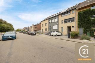 In een rustige straat, midden in het centrum van Vilvoorde, vindt u deze ruime en instapklare woning die gebouwd werd in 2003. Het huis...