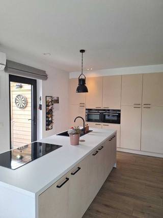 Deze moderne en instapklare woning uit 2021 combineert ruimte, comfort en energiezuinigheid (EPC A). Dankzij de praktische indeling en...