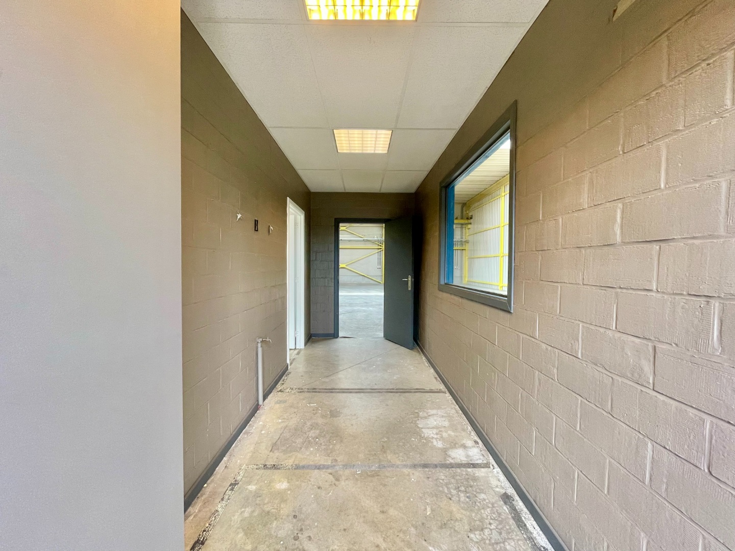 Te huur magazijn met kantoorruimtes in ambachtelijke zone te Kruisem - photo 4