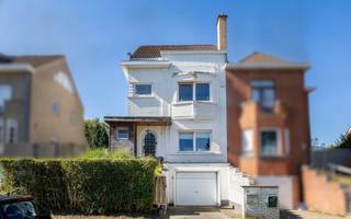 <p>Dans un environnement résidentiel particulièrement apprécié, à deux pas des commerces, des écoles et des transports, cette charmante maison de ±255m² offre tout l'espace nécessaire pour une famille. Implantée sur un terrain de 4a50ca, elle vous séduira par ses beaux volumes, sa luminosité et son magnifique jardin orienté plein Sud. Dès l'entrée, vous découvrirez un vaste hall d'entrée avec toilette séparée ainsi qu'un accès direct à la cave. Le rez-de-chaussée offre un superbe séjour d'environ ±50 m², baigné de lumière grâce à ses larges ouvertures et bénéficiant d'un accès direct à la terrasse et au splendide jardin. La cuisine ouverte, entièrement équipée apporte une atmosphère chaleureuse et conviviale, idéale pour les moments en famille ou entre amis. Le premier étage se compose d'un hall de nuit desservant deux belles chambres de ±17m² et ±12m², ainsi qu'une salle de bains. Le deuxième étage est entièrement dédié à une spacieuse troisième chambre de ±26 m², complétée par une salle de douche, offrant un espace parfaitement adapté à une suite parentale. La propriété dispose également d'un garage pouvant accueillir deux voitures. Côté équipements, elle est dotée d'une chaudière au gaz ainsi que 16 panneaux solaires, garantissant un excellent confort au quotidien et une meilleure performance énergétique. EPC : 595Kwh/m² (avant panneaux solaires et en cours de renouvellement). Disponibilité à l'acte.</p>
<p><strong>Rez-de-chaussée :</strong></p>
<ul>
<li>Vaste hall d'entrée avec toilette séparée et accès à la cave</li>
<li>Superbe séjour de ±50 m² avec accès direct à la terrasse et au magnifique jardin orienté plein Sud</li>
<li>Cuisine ouverte, entièrement équipée, conviviale et parfaitement intégrée à l'espace de vie</li>
</ul>
<p><strong>Premier étage :</strong></p>
<ul>
<li>2 chambres de ±17,6 m² et ±12,6 m²</li>
<li>Salle de bains</li>
</ul>
<p><strong>Deuxième étage :</strong></p>
<ul>
<li>Grande chambre de ±26 m²</li>
<li>Salle de douche</li>
</ul>
<p><strong>Sous-sol : </strong>Cave</p>