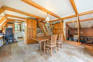 Rustig wonen in het groene Rommersheide, waar permanente bewoning is toegestaan? <br /><br />Deze woning is zeer rustig gelegen in het achterste deel van Rommersheide in Brecht. Dagelijkse boodschappen, een speeltuin, sportschool (tennis- en petanqueclub) bevinden zich in de nabije omgeving. Een aangename, kindvriendelijke omgeving voor wie rust en groen wil combineren met praktische voorzieningen.<br /><br />Met een bewoonbare oppervlakte van 76 m² beschikt de woning op het gelijkvloers over een inkomhal, douchekamer met toilet, keuken met eetgedeelte en een gezellige zithoek. De verdieping omvat 2 slaapkamers. <br /><br />Achteraan bevindt zich een mooie, ruime en groene tuin met een serre voor de liefhebber van tuinieren en 2 tuinhuizen, ideaal voor extra bergruimte. <br /><br />De inpandige garage en parkeerplaats op de oprit zorgen voor praktische parkeermogelijkheden.<br /><br />Dit pand is onderworpen aan de renovatieverplichting van de Vlaamse overheid voor residentiële gebouwen (behoudens bij sloop binnen 5 jaar na de aankoop). Consulteer voor meer informatie de website van het Vlaams Energie- en Klimaatagentschap via de officiële website van Vlaanderen.<br /><br />Troeven: <br />- Permanente bewoning toegestaan<br />- Zeer rustige ligging in het achterste deel van Rommersheide<br />- Kindvriendelijke omgeving<br />- Maximale privacy <br />- Aangesloten op het gasnet <br />- Ruim perceel met veel groen<br />- Serre en 2 tuinhuizen<br />- Inpandige garage en oprit