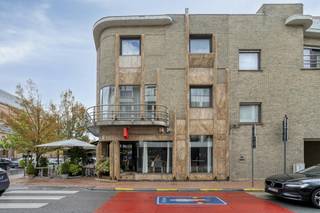 Dit instapklare horecapand te koop is een uitstekende kans voor wie wil investeren in hoogwaardig bedrijfsvastgoed. Het pand huisvest momenteel Brasserie Marbre en bevindt zich in de bruisende Roeselaarsestraat te Izegem.<br /><br />Het horecapand is gelegen op een commerciële locatie in het centrum van Izegem, in de regio rond de winkelstraat en nabij het station. Vlotte verbinding naar de N36 en de op- en afrit van de E403.<br /><br />Indeling en specificaties<br /><br />- Horecaruimte/bistro: ca. 134 m²<br /><br />- Volledig ingericht<br /><br />- Professionele keukeninrichting en sanitaire voorzieningen<br /><br />- Optioneel: bovenliggend appartement aan te kopen<br /><br />Troeven<br /><br />- Interessante investeringsopportuniteit met een bruto rendement van 6,93%<br /><br />- Overname voor eigen gebruik is bespreekbaar<br /><br />- Goede visibiliteit in een drukke wandel- en winkelstraat te Izegem<br /><br />- Mogelijkheid tot uitbreiding met het bovenliggende appartement<br /><br />Dit veelzijdige horecapand biedt een vast rendement voor investeerders, maar vormt eveneens een mooie kans om een eigen zaak te starten te Izegem.<br /><br />Bent u op zoek naar bedrijfsvastgoed bestaande uit een horecapand te koop in Izegem? Aarzel dan niet om ons te contacteren op het nummer 051 21 22 23.<br /><br />Bestuursmaatregelen in het maatregelenregister: nee