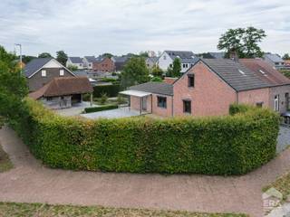 strong&gt;CHARMANTE, INSTAPKLARE WONING MET 2 SLAAPKAMERS EN KNAP BIJGEBOUW IN PELT!
<p>In een rustige en kindvriendelijke omgeving in Pelt vinden we deze verzorgde woning op een perceel van 6a45ca. Tussen 2005 en 2007 werd de woning volledig gerenoveerd. De gelijkvloerse verdieping omvat o.a. woonkamer, eetruimte, keuken, badkamer, wasplaats en berging; boven bevinden zich 2 slaapkamers. Bekijk zeker de indelingsplannen voor de volledige indeling.</p>
<p>Extra troeven zijn de mooi aangelegde terrassen, beregeningsinstallatie en het karaktervolle houten bijgebouw met carport en ruime tuinberging. Verwarming op aardgas via condenserende HR-topketel, dubbele HR-beglazing in meranti ramen en conforme elektriciteit. EPC-label D, dus geen renovatieplicht. Bovendien is reeds een conformiteitsattest van Gemeente Pelt voor verhuur aanwezig. <strong>Kortom: een instapklare woning én een zorgeloos dossier!</strong></p>
