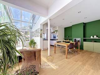 Op een uitzonderlijk gegeerde locatie te Wilrijk, recht tegenover het groene domein van Fort VI, bevindt zich deze karaktervolle burgerwoning met tal van authentieke elementen en een prachtige zuidgerichte tuin. Een woning met uitstraling, sfeer en een bijzonder aangename indeling, ideaal voor wie ruimte en charme weet te appreciëren.<br /><br />Via de verharde voortuin, waar u eenvoudig voor de deur kan parkeren, betreedt u de woning langs een indrukwekkende inkomhal met authentieke geschilderde betontegels van Giliot. In combinatie met de hoge plafonds, sierlijke moulures, ornamenten en rozetten zorgt dit meteen voor een stijlvolle en warme binnenkomst.<br /><br />De leefruimte straalt gezelligheid uit dankzij de marmeren open haard, de authentieke opkamer en de vele karakterelementen die doorheen de woning bewaard zijn gebleven. Achteraan geniet u van een prachtige veranda of tuinkamer met volledig authentiek glazen dak, waardoor deze ruimte baadt in natuurlijk licht en een mooi verlengstuk vormt van de tuin.<br /><br />De halfopen keuken beschikt over tal van praktische inbouwkasten en biedt een aangenaam zicht op de tuin. In de eetplaats (naast de keuken) bevindt zich bovendien een bijkomende open haard, die opnieuw aangesloten kan worden.<br /><br />De zuidgerichte tuin vormt een absolute meerwaarde. Hier geniet u in alle rust van volledige privacy en een groen uitzicht zonder achterliggende inkijk. Een bijzonder fijne setting waar regelmatig eekhoorntjes door de tuin spelen, wat het groene en rustige karakter van deze eigendom extra in de verf zet.<br /><br />Verder beschikt de woning over een ruime en droge kelder, een recent vernieuwde verwarmingsketel en airconditioning.<br /><br />Op de tussenverdieping bevindt zich de master bedroom (met airco) met ensuite dressing en ensuite badkamer.<br /><br />De eerste verdieping omvat nog twee ruime slaapkamers en een bijkomende badkamer. Op de tweede verdieping bevinden zich nog twee extra slaapkamers en een douchekamer. Dankzij deze indeling is de woning perfect geschikt voor grotere gezinnen, thuiswerk of een combinatie van beide.<br /><br />De ligging is meer dan uitstekend: rustig en groen wonen tegenover Fort VI, met tegelijkertijd een vlotte verbinding naar Antwerpen, belangrijke invalswegen, het UZA, scholen, winkels en de Universiteit Antwerpen.<br /><br />De troeven op een rijtje:<br /><br />- Authentieke burgerwoning met karakter<br />- Originele Giliot-betontegels<br />- Hoge plafonds met moulures en rozetten<br />- Marmeren open haard<br />- Prachtige veranda met authentiek glazen dak<br />- Zuidgerichte tuin zonder inkijk<br />- Regelmatig bezoek van eekhoorntjes in de tuin<br />- 5 slaapkamers en 3 badkamers<br />- Airconditioning aanwezig<br />- Recente verwarmingsketel<br />- Ruime droge kelder<br />- Parking voor de deur<br />- Topligging tegenover Fort VI<br />- Bewoonbare oppervlakte: ca. 250 m²<br />- Perceeloppervlakte: 353 m²<br />- Bouwjaar: 1920<br />- Renovatiejaar: 2008<br /><br />Een bezoek dat u niet mag missen !<br /><br />EPC :  266kWh/m<sup>2</sup> (Label C)<br />Stedenbouwkundige inlichtingen in aanvraag<br />Waterinfo : P-Score = B, G-Score = A<br /><br />Dit is niet wat je zoekt ? Al gehoord van AANKOOPBEGELEIDING ?   Wij zoeken, bezoeken en onderhandelen mee met jou voor eigendommen die worden aangeboden door particulieren, andere makelaars of eigendommen die zelfs (nog) niet te koop staan?<br />Vraag meer informatie over aankoopbegeleiding via welkom@dehuisleverancier.be of 0489/069.000<br /><br />de Huisleverancier : Persoonlijk, voor iedereen Service, Kwaliteit en Vertrouwen !