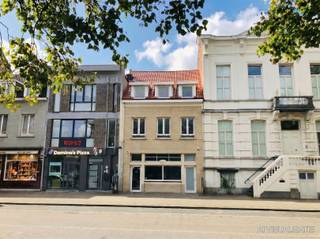 <p><span>Op de aller beste locatie in Ekeren, tegenover de kerk in het hart van het centrum.</span></p><p><span> </span></p><p><span>Horecapand ca 140m², ideaal voor horeca, winkel of kantoor.</span></p><p><span>Zonnige buitenruimte, west georiënteerd van ca 100m².</span></p><p><span>Deze buitenruimte kan ook geïntegreerd worden als feestzaal of magazijn.</span></p><p><span>Achteringang voor leveranciers of parking.</span></p><p><span>Via aparte ingang betreed je het duplex appartement.</span></p><p><span>V1: Leefruimte en kitchenette. V2: 3 slaapkamers en badkamer.</span></p><p><span> </span></p><p><span>Ideaal als investering of voor eigen uitbating. Apart verhuren mogelijk. </span></p><p><span>Heraanleg Kerkomgeving start in 2028!</span></p><p><span> </span></p><p><span>Contacteer ons voor een bezoek ter plaatse,</span></p><p><span>03/646.66.55 of sofie@sinjoor.be</span></p><p><span> </span></p>