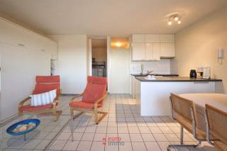 Deze ruime studio op de 5<sup>de</sup> verdieping is zuidgericht met uitzicht over de duinen. In de inkomhal is er een vestiaire/bergkast en de badkamer beschikt over een ligbad met douche, wastafel en toilet. De open leefruimte omvat een kitchenette met vaatwasser en combioven en een ruime maatkast met opklapbed van 1.60m. Samen met de afsluitbare slaaphoek biedt deze studio slaapgelegenheid aan 5 personen. Op het extra brede terras (7m) kan je volop van de zon genieten en is er ook nog ruimte voor andere zaken. Uitstekende ligging, dicht bij het strand en de winkels (100m) en restaurants.<br />Gemeubeld – EPC-waarde: 199 (label B)<br />Er is bovendien een gemeenschappelijke fietsenstalling in de residentie zelf.<br />
