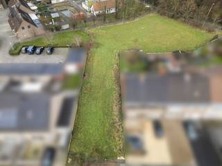 Bent u op zoek naar een ruime bouwgrond op een boogscheut van Kortrijk? Bekijk dan zeker dit aanbod in Gullegem. Dit perceel is ideaal gelegen met enerzijds een vlotte verbinding naar Kortrijk en anderzijds gelegen de nabijheid van alle nodige faciliteiten (R8, invalswegen, winkels, horeca, ...). Mogelijkheid tot opsplitsing van de grond! Bestemming:De zone is bestemd voor wonen in de ruime zin. Binnen deze zone zijn wonen en de bijhorende openbare en private groene en verharde ruimten mogelijk.Naast wonen zijn ook volgende functies mogelijk als hoofdfunctie: kantoren, diensten, vrije beroepen en gemeenschapsvoorzieningen ter ondersteuning van de omliggende buurt en wijk (bv. buurthuis).Kantoren, diensten en vrije beroepen hebben steeds een beperkte verkeersaantrekking, voorzien parkeren op eigen terrein en zijn inpasbaar in hun omgeving.Volgende nevenfuncties zijn toegelaten: handelszaken, horeca, werkateliers, kleine bedrijven, opslagplaatsen, landbouwbedrijven. Per perceel zijn de nevenfuncties toegelaten in zowel het hoofdgebouw als de bijgebouwen. Enkel nevenfuncties, inpasbaar in de omgeving en met een beperkte verkeersaantrekking worden toegelaten. Er kan ook voor gekozen worden om kantoren, diensten en vrije beroepen te organiseren als nevenfunctie.WoningtypologieZijn toegelaten: eengezinswoningen en meergezinswoningen in- aaneengesloten bebouwing- halfopen bebouwing: bij halfopen bebouwing moet aan één zijde van de woning een vrijezijtuinstrook van minimum 3 m gerespecteerd worden- open bebouwing: bij open bebouwing moeten aan twee zijdes van de woning een vrijezijtuinstrook van minimum 3 m gerespecteerd wordenBouwvoorschriften- Hoofdvolumes (A): maximum 2 bouwlagen + 1 bewoonbare bouwlaag in het dakvolume OF eenequivalente kroonlijsthoogte van maximum 7 m hoog.De bouwdiepte op de verdiepingen bedraagt maximum 15 m.- Nevenvolumes (B) zijn maximum één bouwlaag en 4 m hoog op de zij- en achterperceelsgrens.Verder van deze perceelsgrenzen stijgt de maximale hoogte van nevenvolumes onder eendenkbeeldige hoek van 30° tot maximum 7 m.- Bijgebouwen (C) zijn maximum één bouwlaag en 4 m hoog.Enkel de bovengrondse ruimtes tellen mee als bouwlaag. Bijkomende (half-)ondergrondse bouwlagenzijn toegelaten en tellen niet mee als bewoonbare bouwlaag.De dakvorm is vrij te kiezen, zolang deze inpasbaar is in de omgeving.Indien gekozen wordt voor hellend dak, dan is de maximum helling 45°. Deze dakhelling kan slechts voor maximaal 1/3e van de gevelbreedte doorbroken worden door dakkappellen en andere uitpandige constructies. Wenst u meer info over deze grond? Contacteer Carl Boedts op 0473/951821 voor een afspraak op deze grond.EPC nvt