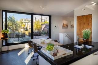 In de www.emiledancolaan6.be (url kopiëren en plakken indien doorklikken niet lukt) in Antwerpen stellen we jou graag dit huiselijk appartement INCLUSIEF garagebox voor. Het appartement van 158 m² beschikt over een aangename living en leefkeuken, 3 slaapkamers (nu 2 + dressing), badkamer, douchekamer, 2 afzonderlijke toiletten en 2 grote bergingen.<br /><br />Hier geniet je in alle privacy van een mooi dakterras en -tuin evenals van een sauna. Naast de garagebox is er nog een kelderberging begrepen. De ligging, tussen het Middenvijverpark en het water van het Galgenweel, is top evenals de verbinding met het centrum.<br /><br />HOMERUN: Op zaterdag 25 april ben je van harte welkom op de Homerun van deze woning. Via www.emiledancolaan6.be kan je een afspraak inplannen. Eveneens via de website verneem je veel meer, zoals een uitgebreide omschrijving, foto's, 360° rondgang, documenten, …  <br /> 
<div>KICK-OFF PRIJS: De vermelde prijs is een Kick-Off prijs waarop een eenmalig bod kan uitgebracht worden (zowel boven als onder de Kick-Off prijs). Dankzij het kwaliteitslabel van Henry Houser ben je zeker dat de biedingen correct verlopen zonder dat er een opbodspel gehouden wordt!</div>
 

<div>EXTRA BEZOEK: Mocht je op 25 april niet vrij zijn, geef dan gerust een belletje om een afspraak in te plannen op een ander moment.</div>
 

<div>Groeten, Hendrik van Henry Houser.</div>