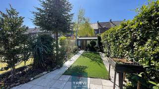 Belle maison au centre ville proposant de beaux espaces et un joli jardin. Double garage et atelier via accès arrière. La maison se compose d'un...
