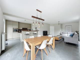 Subliem gelegen halfopen bebouwing op 460m² bestaande uit een inkomhal met gastentoilet, lichtrijke leefruimte met eet-en zithoek, uitgeruste...