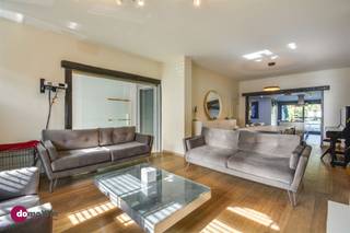 <p><span>Stijlvol en verrassend ruime woning op wandelafstand van het centrum van Boortmeerbeek</span></p><p><span> </span></p><p><span>Ben je op zoek naar een karaktervolle woning met ruimte, comfort én een uitstekende ligging? Deze halfopen bebouwing uit de jaren '50 werd tussen 2011 en 2025 grondig gerenoveerd tot een hedendaagse, instapklare thuis waar je enkel je koffers nog moet uitpakken.</span></p><p><span> </span></p><p><span>Bij het binnenkomen word je meteen verwelkomd door een warme, ruime leefruimte: dé plek voor gezellige avonden. De aansluitende leefkeuken is een droom voor wie graag kookt: volledig uitgerust met veel werkruimte én directe toegang tot een handige berging. Op het gelijkvloers vind je verder nog een aparte bureauruimte waar je met een prachtig zicht op de tuin in alle rust kan werken. Verder is er ook nog een badkamer met wastafel, toilet, bad &amp; douche.</span></p><p><span> </span></p><p><span>De eerste verdieping biedt een totaalplaatje: de Master Bedroom met aansluitende dressing en een tweede, modern ingerichte badkamer met toilet, wastafel &amp; inloopdouche. Op de tweede verdieping zijn er nog twee gezellige, ruime slaapkamers.</span></p><p><span> </span></p><p><span>De tuin is een echte oase van rust. Het ruime terras en het zwembad, verwarmd door een warmtepomp, geven je een instant vakantiegevoel. </span></p><p><span> </span></p><p><span>Opbergen kan perfect in de kelder of op de zolder. De woning is daarnaast voorzien van een inpandige garage.</span></p><p><span> </span></p><p><span>Extra troeven van de woning: </span></p><p><span> </span></p><p><span>- EPC met label B</span></p><p><span>- Recent vernieuwd &amp; geïsoleerd dak </span></p><p><span>- Gevelisolatie</span></p><p><span>- Zonnepanelen </span></p><p><span> </span></p><p><span>Dit is een unieke woning die charme en modern comfort perfect combineert, én dat nabij winkels, scholen en openbaar vervoer. </span></p><p><span> </span></p><p><span>Zin om deze woning met eigen ogen te ontdekken? Bel ons voor een bezoek ter plaatse!</span></p><p><span> </span></p><p><span>015 20 36 00 - <span>info@domoxim.be</span></span><span> </span></p><p><span> </span></p><p><span>domoXim. Waar dromen thuis komen!</span></p><p><span> </span></p><p><span>Ook de waarde van je </span><span>eigen </span><span>woning kennen? Wij geven je graag advies.</span></p>