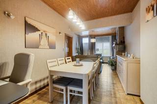 <p><span>Goed onderhouden woning met garage.</span></p><p><span>Indeling:</span></p><p><span>-1: kelder. <br />gelijkvloers: woonkamer, eetkamer, wc, leefkeuken, badkamer en berging.</span></p><p><span>Ruime garage met hoge garagepoort.</span></p><p><span>1ste verdiep: nachthal, 4 slaapkamers (16, 14, 10 & 9m²).</span></p><p><span>2de verdiep: in te richten zolder (+/- 60m²) met vaste trap.</span></p><p><span>Recente dubbele beglazing in PVC.</span></p><p><span>Renovatieplicht: Eenvoudige aanpassing naar EPC D door dakisolatie.</span></p><p><span>Rustig gelegen in Lembeek in een zijstraat van de Edingensesteenweg, op 170m van openbaar vervoer, op 3min van de A8, vlakbij Colruyt.</span></p><p><span> </span></p><p><span> </span></p><p><span> </span></p><p><span> </span></p><p><span> </span></p><p><span> </span></p>