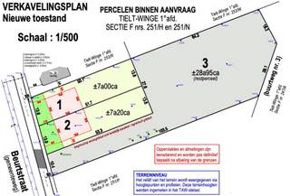 <p>Deze projectgrond in Tielt-Winge geniet een bijzonder sterke ligging voor de ontwikkeling van twee halfopen woningen. De percelen bevinden zich op slechts drie minuten rijden van de oprit van de E314 richting Leuven, terwijl ze tegelijk uitzonderlijk rustig liggen aan de rand van een natuurgebied.</p>
<p>Op het perceel staat momenteel een woning die, indien gewenst, kan worden afgebroken om de nieuwe ontwikkeling mogelijk te maken.</p>
<p>Er werd een verkavelingsvergunning afgeleverd voor twee kavels, elk met een perceelbreedte van 13,9 meter en een diepte van 50 meter. De voorziene bouwzones laten per woning een gevelbreedte van 10,8 meter en een bouwdiepte van 15 meter toe. Het achter- en zijliggend perceel worden samen met de bouwpercelen verkocht.</p>
<p>De bouwgronden liggen in woongebied met landelijk karakter; het aansluitende restperceel bevindt zich in agrarisch gebied. De gedetailleerde bouwvoorschriften zijn op aanvraag beschikbaar.</p>