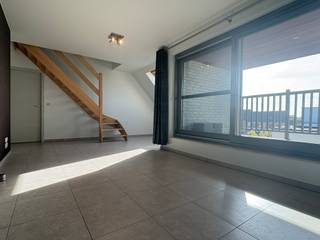 <p>Het pand, gebouwd in 2015, bevindt zich op de tweede verdieping en is voorzien van een lift. </p><p>Met een bewoonbare oppervlakte van 117 m², twee slaapkamers en twee badkamers is dit een ruim en functioneel appartement, geschikt voor wie op zoek is naar comfortabel wonen zonder renovatiewerk.</p><p>Op de tweede verdieping, het hoofdniveau van de woning, komt u binnen via een inkomhal met gastentoilet. </p><p>Deze geeft toegang tot de lichtrijke leefruimte van 40 m², die in open verbinding staat met de volledig ingerichte keuken. </p><p>De keuken is uitgerust met onder meer een dampkap, oven, keramische kookplaat, spoelbak, koelkast en vaatwasmachine. </p><p>Op dit niveau bevindt zich eveneens de eerste slaapkamer van 9 m², een badkamer met douche van 5 m² en een praktische berging. Een trap leidt naar de derde verdieping, waar de tweede slaapkamer is gelegen, aangevuld met een tweede badkamer met ligbad en een bijkomend toilet.</p><p>Het appartement beschikt over een terras van 16 m², ideaal om buiten te vertoeven zonder onderhoud van tuin te vereisen. </p><p>Er is geen garage of parking voorzien. </p><p>Op technisch vlak is het pand voorzien van individuele gasverwarming met radiatoren, een ventilatiesysteem met systeemgraad C, een videofoon en een rookmelder. Het EPC-label A (76 kWh/m², geldig tot 1 oktober 2036) bevestigt de energetisch gunstige staat van het gebouw. </p><p>De huurprijs bedraagt 920 euro per maand, met gemeenschappelijke kosten van 50 euro.</p>