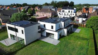 <p>In dit kleinschalige woonerf in het centrum van Sijsele bevindt zich deze energiezuinige koppelvilla. De locatie is ideaal voor wie rustig wil wonen zonder in te boeten op bereikbaarheid.<br />• Geen doorgaand verkeer<br />• Geen inkijk - Groen, stilte en volledige privacy<br />• Ruime tuin om volop buiten te leven & te genieten<br />• Vlotte bereikbaarheid naar Brugge, Damme, Maldegem en de Kust<br />• Pal aan fietsroute Brugge - Maldegem en nabij de Damme golf.<br />• Winkels en scholen op wandelafstand<br /><br />Klaar voor de toekomst!<br />• Geothermie: voor verwarmen én koelen via grondwarmte<em>(= géén storende warmtepomp nodig in tuin)</em><br />• Zonnepanelen die het energieverbruik compenseren<br /><br />Slim investeren in wooncomfort<br />• Extreem lage tot amper energiekosten<br />• De woning verdient zichzelf deels terug dankzij de lage verbruikskosten!!<br />• Voldoet niet alleen aan de huidige strenge, maar ook reeds aan de toekomstnormen<br /><br />Enkele grote troeven:<br />• Ruime woning met een doordachte indeling<br />• Tijdloze en stijlvolle architectuur<br />• Hoogwaardige & duurzame afwerkingsgraad, uniek in Sijsele tov andere woonprojecten<br />• Zalige vloerverwarming in de volledige woning <br />• In de zomer zorgt de geothermie voor aangename koeling, geen airco nodig<br />• Tuin geschikt voor latere aanleg zwembad/poolhouse en cosy zonnetuinhuis<br />• Ruime parkeerplaatsen</p>
<p>Grondoppervlakte: 482,39m2 + carport 16,76m2 + staanplaats 16,50m2 <br />Bewoonbare oppervlakte: 171,04m2 +terras van+-30m2)</p>
<p>Inbegrepen in prijs aangelegde tuin (grondaanleg/effenen/planten/hekwerk-poort/…) ter waarde van +-22.000</p>
<p>Tot slot nog: tijdelijk bieden we u een waardebon voor sterrestaurant Sel Gris te Knokke-Heist om desgevallend uw aankoop op niveau van het project te vieren.</p>
<p>Interesse? Contacteer Bonne Vastgoed 7 op 7 via 050/73.73.73 of via info@bonnevastgoed.be</p>