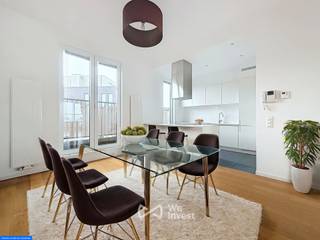 <p><strong><span>Informatie &amp; bezoeken: 02 315 51 71</span></strong></p>
<p><span>We Invest presenteert dit prachtige duplexappartement van hoogstaande kwaliteit, gelegen aan de </span><strong><span>Parlementsstraat 3 in Brussel</span></strong><span>, in het hart van de prestigieuze Europese wijk.</span></p>
<p><span>Dit nieuwe appartement bevindt zich op de </span><strong><span>5e en 6e verdieping</span></strong><span> van een modern gebouw met lift en biedt ruime leefruimtes en hoogwaardige afwerkingen. Het beschikt over een lichtrijke </span><strong><span>leefruimte van 45 m²</span></strong><span> met directe toegang tot een terras van meer dan </span><strong><span>30 m²</span></strong><span>, evenals een volledig uitgeruste open keuken met bergruimte.</span></p>
<p><span>Op de benedenverdieping bevinden zich </span><strong><span>3 slaapkamers van 20 m², 15 m² en 12 m²</span></strong><span>, een badkamer met jacuzzi, een douchekamer, twee aparte toiletten, een vestiaire en een wasruimte. Twee bijkomende terrassen vervolledigen het geheel en bieden een prachtig uitzicht over Brussel.</span></p>
<p><span>Voor uw comfort en veiligheid beschikt het appartement onder meer over veiligheidsdeuren, een codeslot, videofoons en parlofoons.</span></p>
<p><strong><span>Twee verplichte parkeerplaatsen zijn beschikbaar aan €20.000 per plaats.</span></strong></p>
<p><span>De uitzonderlijke ligging in het hart van de Europese wijk biedt een vlotte toegang tot het Europees Parlement, de Europese Commissie, de Europese Raad en talrijke instellingen, ambassades en internationale organisaties. Ook het openbaar vervoer is uitstekend bereikbaar, met onder meer het station Brussel-Luxemburg, metro, tram en bus in de nabije omgeving.</span></p>
<p><span>Daarnaast geniet u van de nabijheid van het </span><strong><span>Leopoldpark en het Jubelpark</span></strong><span>, evenals van talrijke winkels, restaurants, bars, scholen en kinderdagverblijven.</span></p>
<p><span>Een uitzonderlijk appartement dat ruimte, comfort, terrassen en een topligging in het hart van de Europese wijk combineert.</span></p>
<p><strong><span>Te bezoeken zonder uitstel!</span></strong></p>