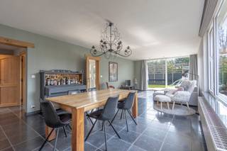 <p>Ce bungalow entièrement rénové offre une belle combinaison de confort, de qualité et d’un agencement réfléchi, et est situé sur un terrain de <strong>6a18ca</strong> dans le quartier calme de Dilbeek.</p>
<p><span>Disposition :</span><br />Le hall d’entrée donne accès à un vestiaire séparé, au garage et aux espaces de vie.</p>
<p>Le séjour bénéficie d’une belle luminosité grâce aux grandes baies vitrées, créant une atmosphère agréable et ouverte. Il est prolongé par une cuisine conviviale au style champêtre, entièrement équipée. Depuis le séjour et la cuisine, vous accédez directement à la terrasse et au jardin joliment aménagé. Celui-ci offre un cadre verdoyant, une belle intimité et dispose également d’un jacuzzi.</p>
<p>Au rez-de-chaussée, la maison comprend deux chambres spacieuses, un dressing et une salle de bains moderne équipée d’une baignoire et d’une douche à l’italienne. Un WC séparé complète ce niveau.</p>
<p>À l’étage, vous trouverez un espace polyvalent pouvant servir de bureau, de salle de loisirs ou de chambre supplémentaire.</p>
<p>La propriété dispose en outre d’un grand garage avec porte automatique, d’une cave (idéale comme cave à vin) et d’un grenier pratique pour le stockage.</p>
<p><span>Atouts supplémentaires :</span></p>
<ul>
<li>12 panneaux solaires</li>
<li>Chaudière au gaz récente</li>
<li>Installation électrique conforme</li>
</ul>
<p>La situation calme, la belle vue dégagée et l’accessibilité aisée complètent parfaitement ce bien.</p>
<p>Une maison prête à emménager, idéalement située.<br /><strong>Intéressé(e) ?</strong> Planifiez dès aujourd’hui votre visite via le site de Living Stone.</p>