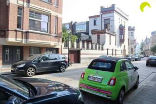 <p><span>Gelijkvloers appartement met stadskoer in de bruisende wijk Zurenborg!</span></p><p><span>Naast de pareltjes van huizen in de wijk, zijn de cafés en restaurants op de Dageraadplaats een absolute troef. </span></p><p><span>Door de aansluiting met alle belangrijke verkeersassen en openbaar vervoer ben je snel in- en uit de stad. </span></p><p><span> </span></p><p><span>Indeling:</span></p><p><span>We betreden het appartement via een ruime inkomhal die momenteel dienst doet als bureauruimte. Lopen we door naar de achterzijde van het appartement komen we in de leefruimte met open verbinding naar de keuken en eetkamer. </span></p><p><span>De keuken is uitgerust met een spoelbak, een vaatwasser, een kookvuur met dampkap, een oven, een microgolf en een koelkast met diepvries. Via de eetkamer hebben we toegang tot de stadskoer. </span></p><p><span>Een apart toilet met handenwasser is aanwezig. De bergruimte is voorzien van een aansluiting voor de wasmachine. </span></p><p><span>Aan de voorzijde van het appartement hebben we de badkamer. Deze is uitgerust met een lavabomeubel en een ruime inloopdouche. </span></p><p><span>De slaapkamer met aansluitende dressing geeft mee uit op de stadskoer. </span></p><p><span> </span></p><p><span>Nuttige informatie:</span></p><ul><li><span>Geen gemeenschappelijke kosten</span></li><li><span>Huurwaarborg: 3 maanden</span></li><li><span>Plaatsbeschrijving: € 225 (per partij)</span></li><li><span>Beschikbaarheid: onmiddellijk</span></li><li><span>EPC: 289 kWh/m²jaar</span></li></ul><p><span> </span></p><p><span>Boek nu zelf ONLINE uw afspraak in. Surf naar het betreffende eigendom op onze website <span>www.habicom.be</span></span><span> en klik op de roze knop 'PLAN EEN BEZOEK'. <br />Kies het moment dat u het beste uitkomt, vul de gevraagde contactgegevens in en klik nadien op verzenden om te bevestigen.</span></p><p><span> </span></p>
