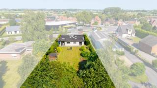 Op zoek naar een ruime gezinswoning met tal van mogelijkheden, een uitstekende ligging en een royaal perceel? Dan is deze villa in Avelgem zeker een bezoek waard. Gelegen op een perceel van maar liefst 1.300 m² geniet u hier van een unieke combinatie van ruimte, privacy en bereikbaarheid. Supermarkten, winkels, horeca, scholen en sportfaciliteiten bevinden zich allemaal op korte afstand, waardoor u geniet van optimaal wooncomfort. <br /><br />TROEVEN<br />- Conforme elektriciteit<br />- Regenwaterput 25.000L<br />- Oprit voor meerdere wagens<br /><br />Hoewel de woning momenteel beschikt over een EPC-label F, is ze perfect bewoonbaar en instapklaar. Bovendien kan de renovatieverplichting relatief eenvoudig worden weggewerkt.<br /><br />INDELING: <br />Via de ruime inkomhal met toilet betreden we de lichtrijke en open leefruimte die het hart van de woning vormt. Dankzij de grote raampartijen geniet je van veel natuurlijk lichtinval en een mooi zicht op de tuin. Achterliggend bevindt zich de keuken met berging wat zorgt voor extra comfort in het dagelijkse leven.<br /><br />Via de nachthal bereiken we de volledig gerenoveerde badkamer, uitgerust met een inloopdouche, ligbad en lavabo. Verder beschikt de woning over vier slaapkamers, waarvan één kleinere kamer die perfect kan dienen als dressing, bureau, kinderkamer of hobbyruimte.<br /><br />Een absolute meerwaarde is dat de woning volledig onderkelderd is. Dit biedt niet alleen uitzonderlijk veel bergruimte, maar creëert ook tal van mogelijkheden voor toekomstige aanpassingen, een hobbyruimte, werkplaats of extra opslag.<br /><br />Bent u opzoek naar een ruime villa op een groot perceel in Avelgem? Neem dan snel contact met ons op om een bezoek in te plannen.<br /><br />Ref: RVP/26072/K<br />UC: 20260103-0003787214 - EPC: 750KWh