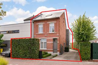 <p>Deze instapklare woning combineert een warme, uitnodigende sfeer met een hoogwaardige afwerking en kwalitatieve materialen. Ideaal voor wie op zoek is naar een aangename woning en daarbij geen compromissen wil sluiten op het vlak van comfort. De woning geniet van een gunstige ligging, op wandelafstand van het station, de basisschool, de dorpskern en de Kesselse Heide.<br /><br />Via een ruime inkomhal met apart toilet komen we in het ruime salon met gezellige extra zitplaatsen aan de gashaard. Het kamerbrede ingemaakte meubel zorgt voor de nodige opslagruimte met behoud van een strak design.<br /><br />De recente aanbouw voorziet deze woning van een bijzonder ruime keuken met keukeneiland en ruimte voor een zeer grote tafel. De aansluitende vestiaire en berging zorgen ervoor dat er aan opslagmogelijkheden geen gebrek is. Ook deze ruimtes werden voorzien van maatkasten.<br /><br />Op de eerste verdieping, volledig afgewerkt in parket, vinden we een ruime slaapkamer en een bureau, beide voorzien van hoogwaardig maatwerk. We vinden er ook een grote badkamer met dubbele lavabo, wc, bad en douche.<br /><br />Op de tweede verdieping bevindt zich een royale slaapkamer, die indien nodig perfect opgesplitst zou kunnen worden in 2 kamers.<br /><br />Buiten vinden we een gezellige, diepe tuin voorzien van twee terrassen en een zwemvijver.<br />Er bevindt zich eveneens een garage die ruimte biedt aan 2 wagens.<br /><br /><strong>Indeling van de woning:</strong><br />Gelijkvloers: inkomhal, wc, woonkamer, zithoek, keuken, berging, vestiaire <br />Eerste verdieping: slaapkamer, bureau en badkamer<br />Tweedeverdieping: Slaapkamer (opdeelbaar in 2 kamers)<br />Er is eveneens nog een kelder aanwezig.<br />Buiten: garage en zwemvijver<br /><br /><strong>Troeven</strong><br />- Hoogwaardige afwerking<br />- Overal voorzien van ingemaakte kasten<br />- Zeer gunstig EPC (1 zonnepaneel verwijderd van B!!) <br />- Zwemvijver<br /><br />Ontdek deze woning nu al via de interactieve grondplannen met foto's.<br />Ga hiervoor naar www.wijns.be en klik op de knop “virtueel bezoek”.<br /><br />Info & afspraak: ☎ 0473/30 00 00 en/of ✉ Pieter@wijns.be<br />Wij maken graag tijd voor U.</p>