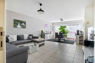 <p><span>Nabij het centrum van Duffel vinden we dit </span><span>goed onderhouden appartement</span><span>, gelegen op de 1ste verdieping van een verzorgd gebouw uit </span><span>2003</span><span>. Het appartement beschikt over een </span><span>EPC-label A</span><span> en een </span><span>conforme elektrische keuring</span><span>.</span></p><p><span>We betreden het appartement via de ruime inkomhal, die toegang geeft tot de verschillende ruimtes. Vooraan bevindt zich de lichtrijke woonkamer met aansluitende keuken. Dankzij de grote schuifraam geniet de leefruimte van veel natuurlijke lichtinval en is er toegang tot het aangename balkon. De keuken is goed onderhouden en voorzien van de nodige toestellen. Aansluitend bevindt zich een praktische berging, uitgerust met aansluitingen voor een wasmachine en droogkast en voorzien van extra opbergruimte.</span></p><p><span>Verder beschikt het appartement over </span><span>twee volwaardige slaapkamers</span><span>. Daarnaast is er een badkamer en een afzonderlijk gastentoilet. Achteraan het appartement bevindt zich bovendien een </span><span>aangenaam terrasje</span><span>, waar u in alle rust van de buitenlucht kunt genieten.</span></p><p><span>Extra bergruimte is beschikbaar in de kelder, waar een </span><span>privatieve kelderberging </span><span>inbegrepen is.</span></p><p><span>Een </span><span>garage achteraan het gebouw</span><span> kan </span><span>optioneel</span><span> worden aangekocht voor </span><span>€30.000</span><span>.</span></p><p><span>Een verzorgd en energiezuinig appartement met een praktische indeling, twee ruime slaapkamers en extra bergruimte, op korte afstand van het centrum van Duffel.</span></p><p><span> </span></p>