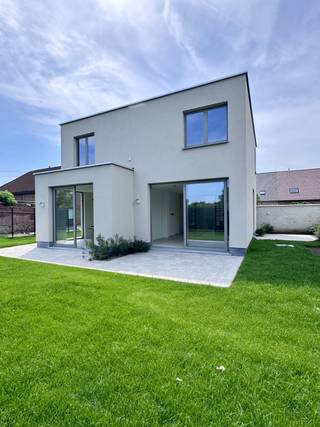 Hedendaagse nieuwbouw woning excl 6% BTW<br /><br />Deze nieuwbouw woning bevindt zich in de dorpskern van Hamme St.Anna, Je kan hier natuurwandelingen maken maar ook ideaal gelegen op wandelafstand van scholen en centraal tussen Gent en Antwerpen. De woning heeft een moderne uitstraling met een gevoel voor ruimte en licht. De ruime inkomhal met dubbele hoogte van maar liefst 5,7m heeft een zeer grote raampartij die het licht diep in woning toelaat. De hal biedt toegang tot een sas met technische ruimte of berging en gastentoilet, evenals de garage.<br />De garage is 4 bij 6,5m, wat je extra voordelen geeft.<br />In de hal is de trap in massieve eik en vintage dubbele deur die zowel het binnenkomen als de leefkamer een gezellige look geeft.<br />De woonkamer, ca 30m2 heeft ramen aan verschillende zijdes. Het groot schuifraam achteraan geeft toegang naar het achterliggende terras en aan de linker zijde is er een patio ruimte waar je kan genieten van de avondzon. De ommuurde patio tuin geeft dan weer een apart karakter en extra privacy. De tuin heeft rondom een nieuwe afsluiting + alle terrassen, paden oprit zijn reeds aangelegd. Zo ook nieuw grasmatten.<br />De open keuken met eetplaats ( 24m2) heeft ook een schuifraam naar het achterliggende terras.<br />Alle plafonds op de benedenverdieping hebben een hoogte van 2,8m zo ook zijn de ramen uitgewerkt tot op dezelfde hoogte om extra licht en ruimte gevoel te creëren.<br />Keuken is nog vrij te kiezen. Als extra troef is de volledige woning geschilderd inclusief plinten en kitwerk. Het staat volledig klaar voor bewoning.<br />Op de bovenverdieping zijn drie ruime slaapkamers ( 24 - 20 - 18 m2), waarvan één met inloopdouche, en een centrale badkamer met inloopdouche en vrijstaand bad, badkamer volledig ingericht met natuursteen dubbele lavabo. Zo ook heeft de badkamer veel daglicht vanuit de traphal.<br />Het toilet bevindt zich apart op de nachthal.<br />