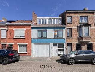 <h3><strong>Maison à rénover avec grand garage, espace de stockage et jardin ensoleillé près du centre de Bruges</strong></h3>
<p>À deux pas du centre historique de Bruges, cette maison bourgeoise à rafraîchir offre un énorme potentiel. Située sur un terrain de 326 m², elle dispose d’un vaste garage intégré de 37 m², d’un espace de stockage séparé de pas moins de 90 m² et d’un agréable jardin ensoleillé avec emplacement de parking. Grâce à sa situation centrale, à proximité des écoles, commerces et transports en commun, ce bien est idéal pour ceux qui recherchent espace, accessibilité et possibilités d’aménagement.</p>
<p>La maison se compose comme suit : au rez-de-chaussée, un hall d’entrée spacieux avec escalier, une pièce à l’avant pouvant servir de bureau, buanderie ou espace hobby, ainsi qu’un grand garage avec accès direct à l’intérieur. Au premier étage, on trouve un séjour lumineux, une cuisine avec coin petit-déjeuner donnant accès à une terrasse de 10 m², un WC invité, une première chambre et une salle de bain avec meuble lavabo. Le deuxième étage comprend deux chambres spacieuses et confortables. Un grenier et une cave offrent des espaces de rangement ou d’aménagement supplémentaires.</p>
<p>Un atout majeur de ce bien est l’espace de stockage indépendant situé à l’arrière de la parcelle. D’une surface de 90 m², il conviendra parfaitement aux indépendants, bricoleurs ou à toute personne ayant besoin de beaucoup d’espace de rangement.</p>
<p>En résumé, une propriété aux nombreuses possibilités, parfaitement située et idéale pour un projet de rénovation sur mesure.</p>