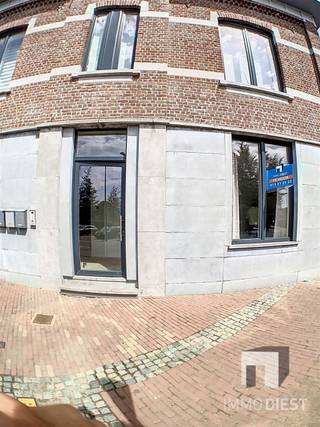 Ontdek dit charmante gelijkvloers appartement in het hart van Velm, een unieke kans voor wie op zoek is naar comfort en stijl. Met een...