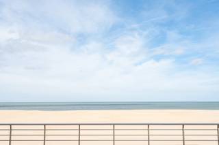 <p>Prachtig appartement met een bevoorrechte ligging op een paar passen van het strand.</p>
<p>Lichtrijke living uitgevend op een terras met zijdelings zeezicht, open keuken uitgerust met een koelkast met diepvriesvak, vaatwasser, combi-oven en inductiekookplaat, ruime slaapkamer uitgevend op een aangenaam terras, moderne badkamer voorzien van een inloopdouche en lavabo, afzonderlijk toilet en praktische berging.</p>