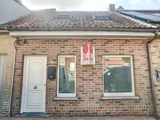 Gezellige rijwoning centraal gelegen op slechts 1 km van de Grote Markt te Poperinge. Leuk west-gericht stadstuintje aanwezig. Beurtlings parkeren...