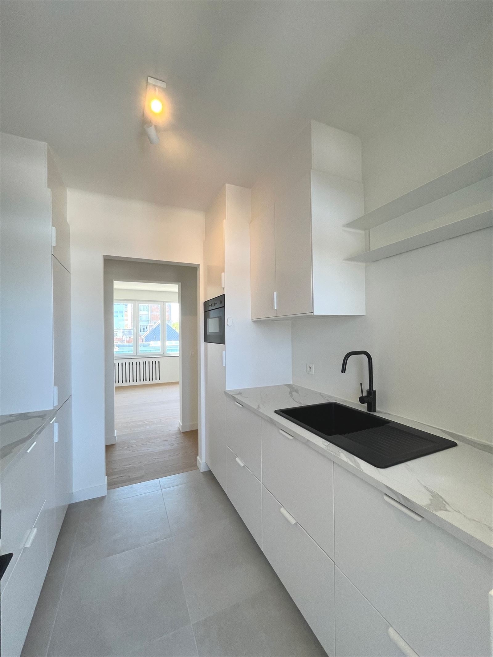 Volledig gerenoveerd appartement met overdekt terras! - foto 5