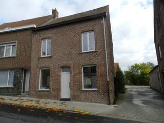 <p>Recente halfopen woning in het centrum van Nieuwkerke.</p>
<p> </p>
<p>Deze woning combineert modern wooncomfort met een centrale ligging in Nieuwkerke. Dankzij de halfopen bebouwing geniet u van extra lichtinval en een aangenaam woongevoel. De woning beschikt over drie slaapkamers, een praktische indeling en een energiezuinig EPC-label B. Bovendien zorgen de aanwezige hobbyruimte, kelder en berging voor extra functionaliteit en opbergruimte.</p>
<p> </p>
<p>Belangrijkste ruimtes:<br />• Woonkamer met aangename leefruimte en veel natuurlijk licht<br />• Eetkamer aansluitend op de leefruimte<br />• Keuken met praktische indeling<br />• Berging met extra opbergruimte<br />• Badkamer<br />• 3 slaapkamers<br />• Hobbyruimte geschikt als bureau, speelruimte of extra ontspanningsruimte<br />• Koer met buitenruimte<br />• Kelder met bijkomende stockage</p>
<p> </p>
<p>Troeven:<br />• Halfopen bebouwing met aangename lichtinval<br />• Centrale ligging in het centrum van Nieuwkerke</p>
<p> </p>
<p>Neem vandaag nog contact op met je ERA-makelaar voor een bezoek.</p>
<p> </p>
<p>JOUW DROOMHUIS. ZO GEVONDEN!</p>