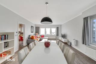<p><span>Ruim en goed gelegen hoekappartement op de eerste verdieping van een kleinschalige residentie met lage gemeenschappelijke kosten. Dankzij de halfopen ligging geniet dit appartement van extra lichtinval en een aangenaam ruimtelijk gevoel. Het appartement beschikt over een inkomhal die toegang geeft tot de bijzonder ruime en lichtrijke leefruimte, een volledig ingerichte keuken voorzien van alle toestellen. De badkamer is uitgerust met een douche, enkele lavabo en toilet. Verder zijn er drie slaapkamers en een aangenaam terras. Bij het appartement hoort bovendien een individuele garage, wat een extra troef vormt in deze buurt. Dankzij het EPC-label B, conforme elektriciteit, asbestvrij en HR-beglazing is dit een energiezuinige en zorgeloze woonst. Door de combinatie van ruimte, lichtinval en ligging is dit appartement niet alleen ideaal voor eigen bewoning, maar ook bijzonder interessant als investering. Neem contact &amp; ontdek snel meer!</span></p><p><span> </span></p><p><span> </span></p>
