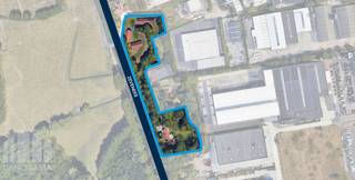 Aan de rand van het bedrijventerrein Herdersbrug, bevindt zich dit interessante perceel <strong>industriegrond van ca +/- 9.575 m²</strong>.<br /><br />Het perceel dat bebouwd is met 3 hoevegebouwen en een ruime klassieke villa kan na gedeeltelijke afbraak mogelijkheden bieden voor de realisatie van een nieuw bedrijfsgebouw. De ruime perceeloppervlakte zorgt daarnaast voor voldoende mogelijkheden voor circulatie, parkeergelegenheid, laad- en losactiviteiten en buitenopslag.<br /><br />Een interessante opportuniteit voor ondernemers die op zoek zijn naar industriegrond op een strategische toch zeer rustige locatie in Brugge. <br /><br />De ligging biedt een vlotte bereikbaarheid richting de A11/E403 en de belangrijkste invalswegen van Brugge.<br /><br />EPC attest nummer 8: 20240604-0003270882-RES-1 geldig tot 04/06/2034<br />EPC attest nummer 12: 20260915-0003954349-RES-1 geldig tot 15/09/2036<br /><br />Neem contact op met <strong>PANORAMA B2B</strong> voor bijkomende inlichtingen, plannen of een vrijblijvend plaatsbezoek via <strong>0476 215 115</strong>.