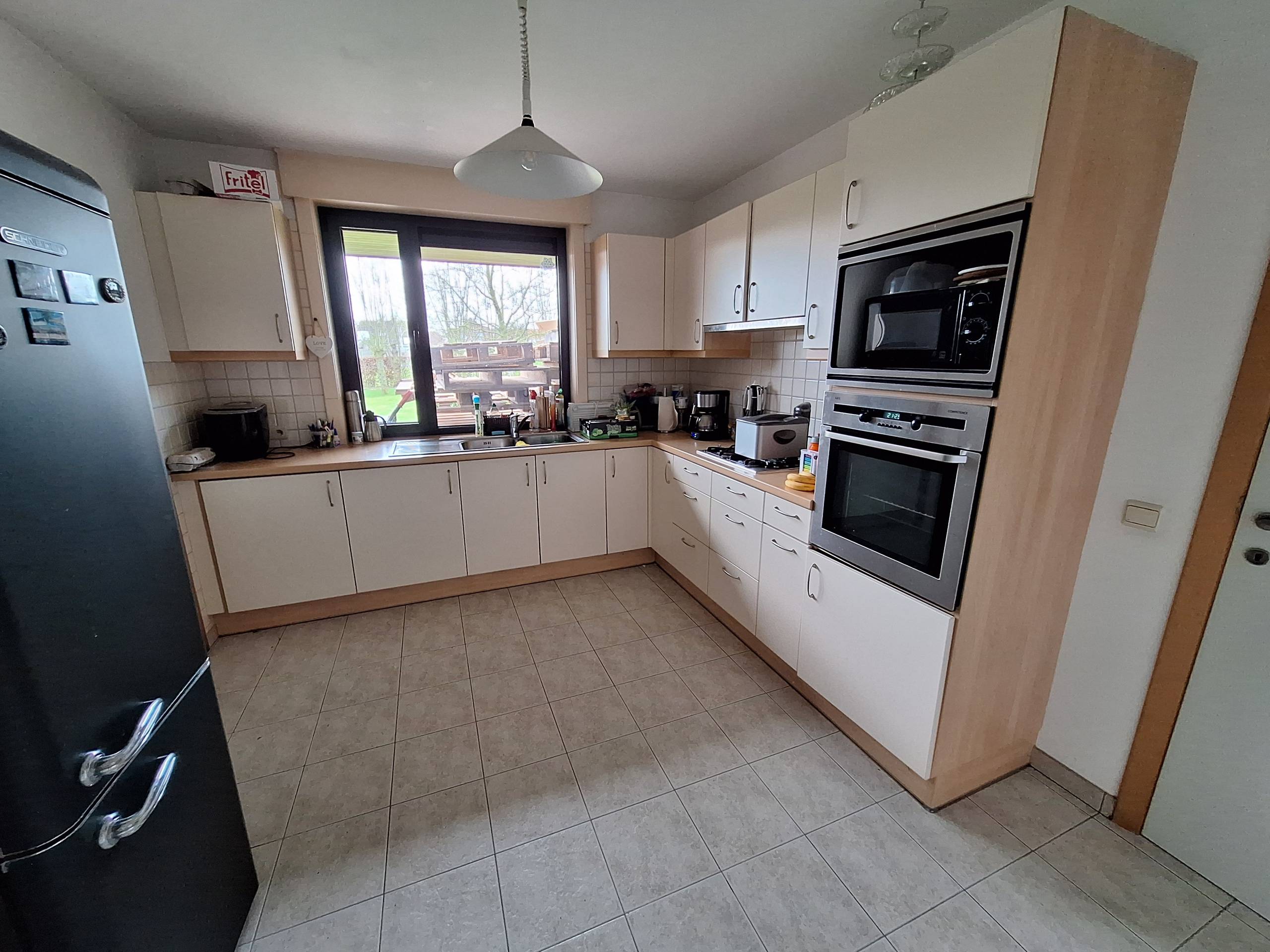 Woning met 4 slaapkamers, ruime zonnige tuin en garage in een woonwijk te Proven. - foto 5