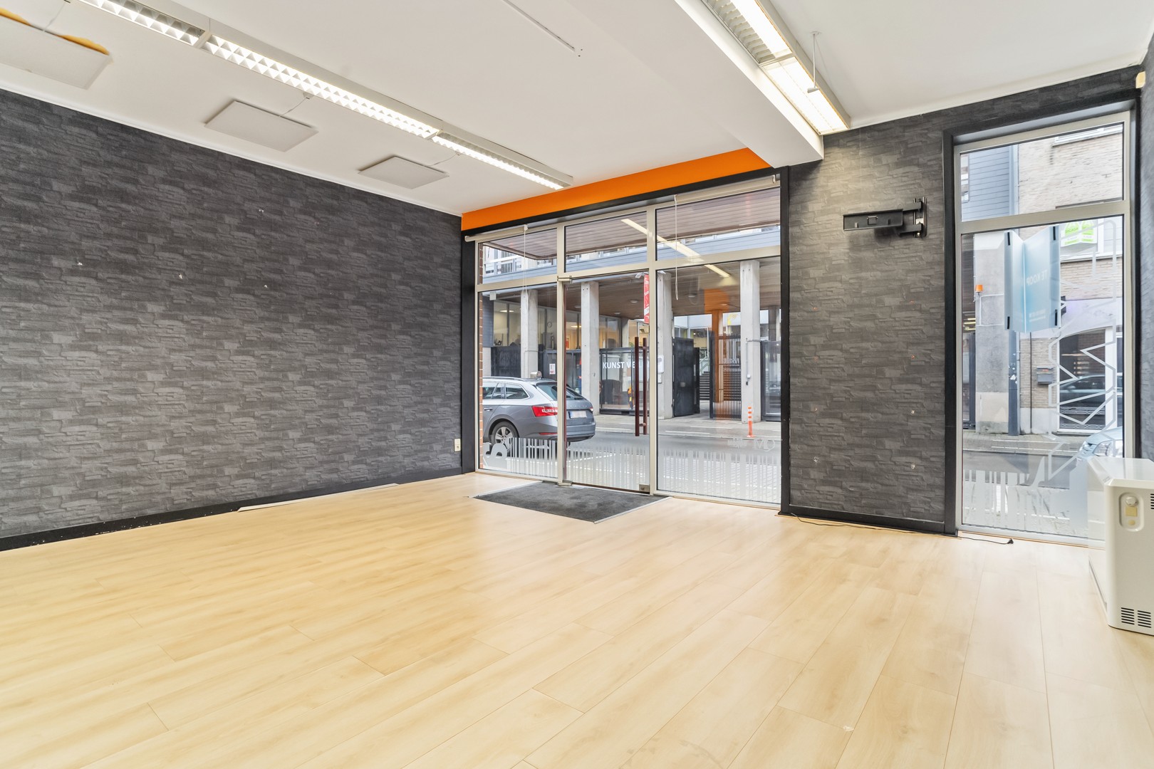 Verhuurd handelspand met parkeermogelijkheid te centrum Roeselare! - foto 1