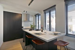 Trendy gemeubeld appartement op het Zuid – beschikbaar vanaf 1 september 2026<br /><br />Dit stijlvolle en volledig gemeubelde 1-slaapkamerappartement ligt in de bruisende buurt op het Zuid, een toplocatie vlak bij de Amerikalei, Troonplaats en het Vlinderpaleis. Geniet van de vele hippe cafés, gezellige terrasjes, winkels en een uitstekende verbinding met het openbaar vervoer. Hier woon je in het hart van Antwerpen, met alles binnen handbereik.<br /><br />Het appartement heeft een praktische indeling met een aangename leefruimte en een open keuken, voorzien van een kookeiland, inductiekookplaat, oven, ingebouwde koelkast en voldoende opbergruimte. Vanuit de leefruimte heb je toegang tot een rustig en gezellig terras aan de achterzijde. De badkamer is uitgerust met een douche, wastafel en toilet en grenst aan de ruime slaapkamer met een comfortabel tweepersoonsbed.<br /><br />Troeven:
<ul>
<li>Volledig gemeubeld inclusief zetel, bed, fauteuil, kleerkast, was- en droogmachine, keukentoestellen en bureau</li>
<li>Laag energieverbruik (EPC B)</li>
<li>Instapklaar</li>
<li>Lage gemeenschappelijke kosten (€45/maand)</li>
</ul>
Wil jij wonen in een van de hipste buurten in Antwerpen? Neem contact op via laura@wellimmo.net of bel +32 3 225 00 68.