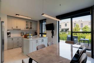 Deze fantastisch gelegen, instapklare woning heeft bijzonder veel te bieden.<br /><br />Deze instapklare woning werd gebouwd in 2012 en is dankzij een gunstig <b>EPC B (137 kWh/m²)</b> volledig up-to-date qua technieken en energiezuinigheid. De hoogwaardige, tijdloze afwerking springt meteen in het oog, met elementen zoals een eiken parketvloer, duurzame aluminium ramen en praktische inbouwkasten in verschillende kamers. Daarnaast beschikt de woning over een comfortabele <b>inpandige garage</b>.<br /><br />De ligging is een absolute troef: nabij het stadscentrum en omgeven door groen zoals de Bourgoyen, Blaarmeersen en Watersportbaan. Dankzij de centrale positie tussen de kleine ring en de R4 geniet u bovendien van een uitstekende bereikbaarheid met de wagen, fiets én openbaar vervoer. Winkels en voorzieningen bevinden zich op wandelafstand.<br /><br />Indeling: <br />Gelijkvloers: inkomhal met gastentoilet, garage, berging, technische ruimte, een slaapkamer met badkamer. <br />1e verdieping: Eetkamer met open keuken, terras en lichtrijke ruime leefruimte.<br />2e verdieping: Nachthal met toilet, 3 volwaardige slaapkamers en één badkamer.<br /><br />Ook buiten is het aangenaam vertoeven met onder meer een tuin van 58 m² en een terras van 22 m².<br /><br />Dit pand heeft een inpandige garage.