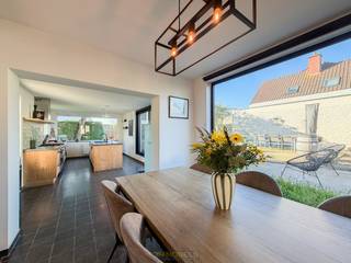 INSTAPKLARE , VERRASSENDE GEZINSWONING met 4 SLAAPKAMERS en AANGENAME BUREAURUIMTE, gelegen in een RUSTIGE, DOODLOPENDE STRAAT te Welden (Oudenaarde). Deze woning geniet van een HEEL GUNSTIGE LIGGING nabij de REYTMEERSEN, ideaal voor wie houdt van RUST, NATUUR en WANDELMOGELIJKHEDEN. Dankzij de aanwezigheid van 10 ZONNEPANELEN en een LAADPAAL beschikt de woning over een ENERGIEZUINIG KARAKTER, wat zorgt voor een COMFORTABELE en TOEKOMSTGERICHTE WOONERVARING. Door de PRAKTISCHE INDELING, SPACIEUZE LEEFRUIMTES en het VOLLEDIG OMHEIND PERCEEL vormt deze woning de IDEALE THUIS voor het HELE GEZIN!<br />De indeling gaat als volgt: u wordt verwelkomd in een lichtrijke, open keuken. Aansluitend vindt u de eetkamer met de aangrenzende woonkamer. Achteraan bevinden zich een gastentoilet, een ingerichte badkamer en een praktische berging/wasplaats. Op de verdieping beschikt de woning over een lichtrijke bureauruimte, 3 slaapkamers en een dressing/kinderkamer.<br />Buiten geniet u van een heel aangename en omheinde tuin met zonnig terras en verschillende opbergruimtes<br /><br />Adres: Oorlogstraat 12 te Oudenaarde<br /><br />EPC: in aanvraag, G-score en P-score A, Geen renovatieverplichting van toepassing