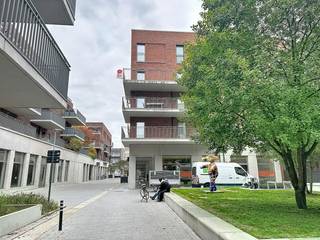 Le moyen le plus rapide pour visiter cet appartement ? Demandez votre visite via le bouton rouge de notre site web www.dewaele.com et vous serez contacté par l'un de nos experts en location.<br /><br />Appartement prêt à emménager avec 2 chambres et une terrasse ensoleillée dans un emplacement très central au centre de Roeselare.<br /><br />La disposition de l'appartement est la suivante :<br />- Entrée <br />- Toilettes séparées avec lave-mains <br />- Salon spacieux et lumineux<br />- Cuisine équipée avec four, cuisinière, hotte, évier double et réfrigérateur avec congélateur<br />- Local de rangement avec raccordement pour machine à laver<br />- 2 chambres <br />- Salle de bain avec grande douche à l'italienne et double vasque<br />- Terrasse spacieuse et ensoleillée<br /><br />Caractéristiques supplémentaires :<br />- Appartement prêt à emménager et extrêmement lumineux<br />- Terrasse exceptionnellement spacieuse et ensoleillée<br />- Ascenseur dans le bâtiment<br />- Emplacement extrêmement central en plein centre de Roeselare, à proximité des commerces, des écoles, des transports en commun,...<br /><br />Possibilité de louer un box de garage fermé : 75 euros/mois.<br /><br />Cet appartement à louer à Roeselare vous intéresse ? N'hésitez pas à nous contacter.