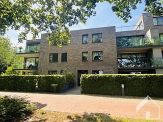 Appartement au rez-de-chaussée (1 chambre) avec un beau jardin, situé juste à l'extérieur du centre de Wijnegem et à proximité du centre commercial...
