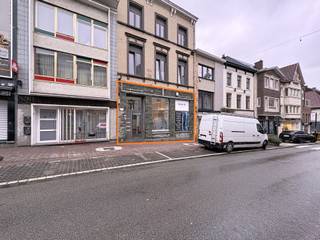 In het hart van Geraardsbergen bieden we dit veelzijdig handelspand aan, ideaal voor een praktijk, kantoor of dienstverlenende activiteit. Het...