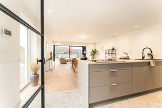 <h3><strong>Maison neuve de qualité, idéalement située et finie avec style !</strong> (+ 21 % TVA)</h3>
<p><strong>Composition :</strong> hall d’entrée avec cage d’escalier, vestiaire et toilette séparée, séjour lumineux (beau parquet), cuisine ouverte entièrement équipée avec îlot central, pratique espace de rangement.<br />Au premier étage : palier, 2 vraies chambres et salle de bains (double lavabo, douche à l’italienne et toilette).<br />La grande suite parentale se situe au deuxième étage et dispose d’un dressing et d’un coin bureau séparé.</p>
<p>La maison est érigée sur une belle parcelle et bénéficie déjà d’une terrasse aménagée ainsi que d’une allée pour plusieurs voitures.</p>
<p><strong>Atouts :</strong> chauffage central avec pompe à chaleur, panneaux solaires installés, récupération d’eau de pluie, matériaux de qualité, maison déjà peinte, finitions soignées.</p>
<p>Plus d’informations ou une visite ? Contactez <strong>info@immobeguin.be</strong></p>