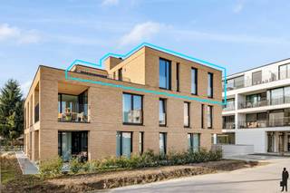 <p><strong>Exclusieve penthouse + 3 garages en berging met ruim zonneterras te Haacht.</strong></p>
<p><strong>Modern wonen met licht, ruimte en comfort:</strong></p>
<p>Ontdek deze exclusieve penthouse in de recente residentie aan de Goltfuslaan 33 bus 201 te Haacht. Dit stijlvolle appartement combineert moderne architectuur, hoogwaardige afwerking en een uitzonderlijke lichtinval dankzij de grote raampartijen en het ruime zonneterras.</p>
<p>Gelegen op de bovenste verdieping geniet u hier van open zichten, maximale privacy en een aangenaam wooncomfort.</p>
<p><strong>Kenmerken:</strong></p>
<ul>
<li>
<p>Bewoonbare oppervlakte: 147 m²</p>
</li>
<li>
<p>Ruim zonneterras met open zicht</p>
</li>
<li>
<p>1 ruime slaapkamer met dressing + extra slaapkamer nu ingedeeld als dressing</p>
</li>
<li>
<p>Badkamer met inloopdouche en dubbele wastafel</p>
</li>
<li>
<p>3 autostaanplaatsen in de ondergrondse garage</p>
</li>
</ul>
<p><strong>Indeling:</strong></p>
<p>De leefruimte met open keuken vormt het hart van het appartement. Grote schuiframen zorgen voor een overvloed aan natuurlijk licht en een directe verbinding met het terras.</p>
<p>De keuken met kookeiland is afgewerkt met hoogwaardige materialen en uitgerust met geïntegreerde toestellen, wat zorgt voor een moderne en tijdloze uitstraling.</p>
<p>De slaapkamer met mogelijkheid tot dressing biedt een rustige plek om te ontspannen. De badkamer is ingericht met een ruime inloopdouche en dubbele wastafel.</p>
<p><strong>Terras:</strong></p>
<p>Het ruime zonneterras vormt een absolute troef en biedt voldoende plaats voor een loungehoek of eettafel, ideaal om te genieten van de zon en het open uitzicht.</p>
<p><strong>Comfort:</strong></p>
<ul>
<li>
<p>Energiezuinig appartement</p>
</li>
<li>
<p>Grote raampartijen voor maximale lichtinval</p>
</li>
<li>
<p>Airconditioning aanwezig</p>
</li>
<li>
<p>Lift in het gebouw</p>
</li>
<li>
<p>Ondergrondse garage met 3 privatieve autostaanplaatsen</p>
</li>
</ul>
<p><strong>Ligging:</strong></p>
<p>Rustig gelegen aan de Goltfuslaan in Haacht, vlakbij winkels, scholen en openbaar vervoer. Dankzij de vlotte verbinding bereikt u snel Leuven, Mechelen en Brussel.<br /><br />Prijs exclusief kosten en btw.</p>