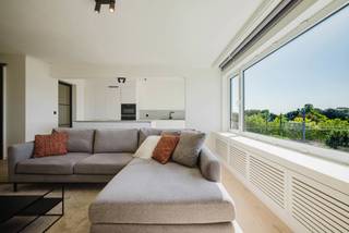LOCATIE:<br />Dit volledig instapklaar appartement is gelegen op de 5e verdieping vlakbij het St Pieters Station.<br />Op wandelafstand geniet u het openbaar vervoer, Citadelpark en het centrum van Gent.<br />Vlakbij zijn er universiteiten, (hoge)scholen, diverse winkels, supermarkten.<br /><br />APPARTEMENT:<br />Dit 3 slpk appartement werd enkele jaren geleden volledig gerenoveerd, er werden kwalitatieve en tijdloze materialen gebruikt. De smaakvol ingerichte keuken, houten vloeren, stalen binnendeuren, grote raampartijen die zorgen voor een zalige lichtinval springen onmiddellijk in het oog.<br /><br />U komt het appartement binnen via de inkomhal, daarna gaat u verder daar de leefruimte. De leefruimte geniet een open keuken met royaal keukeneiland, zithoek en eetplaats.<br /><br />Via de hal komt u aan de achterzijde van het appartement waar er zich 3 slaapkamers bevinden. Er is een afzonderlijk toilet en een badkamer die zeer smaakvol is ingericht.<br />Via één van de slaapkamer heeft men ook toegang tot het terras over de volledige breedte van het appartement . Het appartement beschikt ook over een privatieve kelderberging en er is een mogelijkheid tot het bijkopen van een buitenstaanplaats.<br /><br />De meubels, op maat gemaakte gordijnen en verlichting zijn inbegrepen in deze verkoopprijs.<br /><br />TROEVEN:<br />- CENTRALE LOCATIE<br />- INSTAPKLAAR<br />- LICHTRIJK<br /><br />Dit appartement kan zowel als investering alsook voor studerende kinderen of eigen bewoning dienen.<br />Een buitenstaanplaats is beschikbaar aan 25 000 euro. <br /><br />Contacteer Fanny voor meer informatie 0472 01 51 51